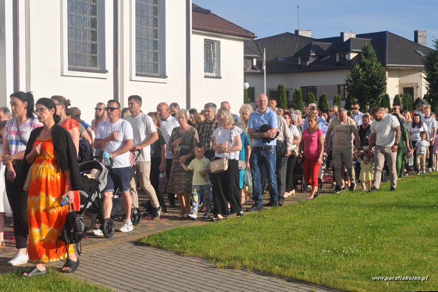 70 Procesja eucharystyczna.jpg